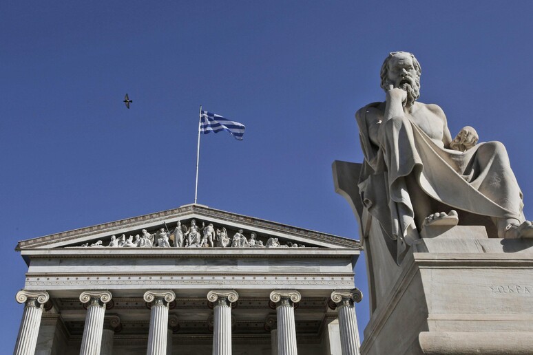 Una statua di Socrate davanti all 'Università di Atene © ANSA/EPA