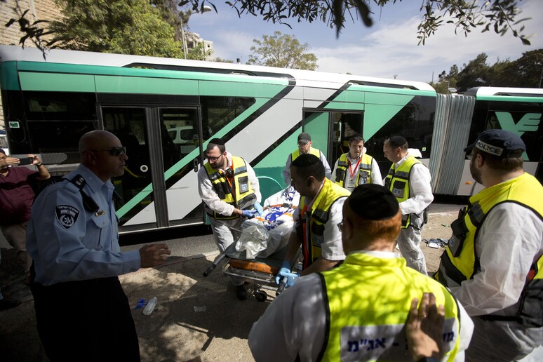 Tre i morti israeliani a Gerusalemme, anche un rabbino © ANSA/AP