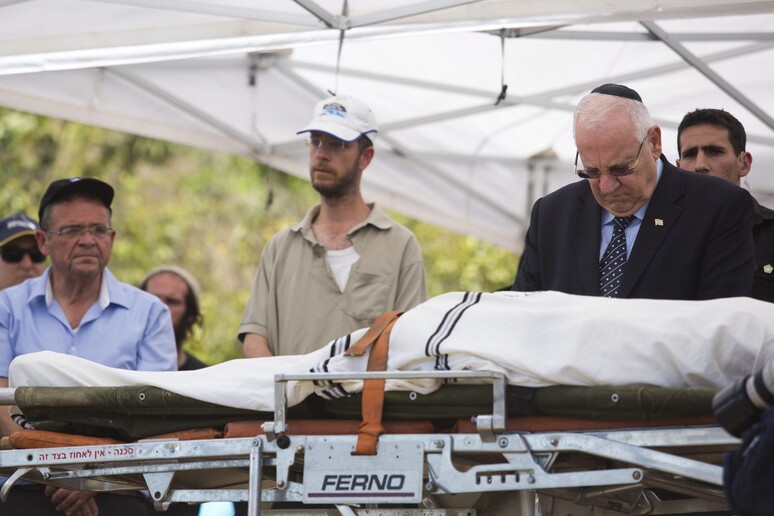 Il presidente israeliano Reuven Rivlin durante un funerale (foto d 'archivio) -     RIPRODUZIONE RISERVATA