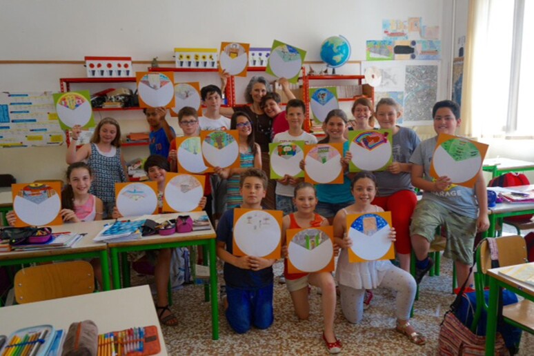 bambini di una scuola del progetto:  'Disegni a piu ' mani ' -     RIPRODUZIONE RISERVATA