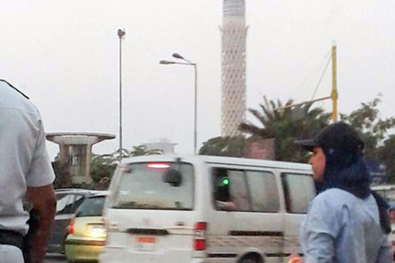 Una vigilessa egiziana dirige traffico insieme a collega -     RIPRODUZIONE RISERVATA