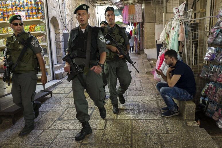 Forze di sicurezza israeliane a Gerusalemme © ANSA/EPA