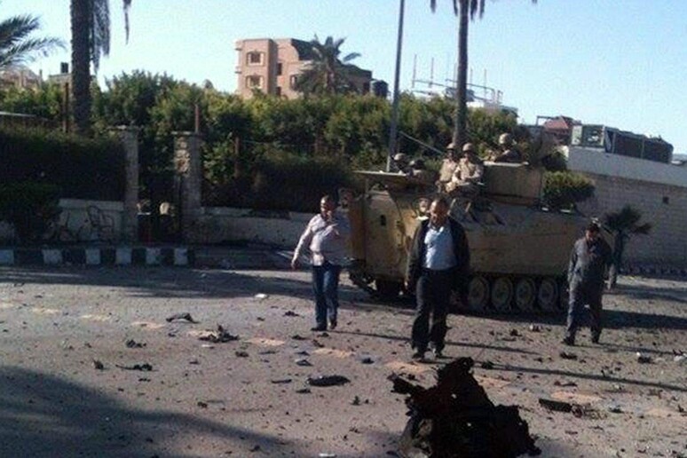 Egitto: autobomba davanti hotel Sinai, uccisi 4 soldati © ANSA/EPA