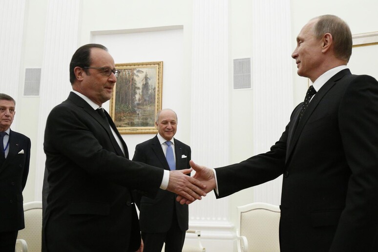 Il presidente francese Francois Hollande ricevuto da Vladimir Putin al Cremlino © ANSA/AP