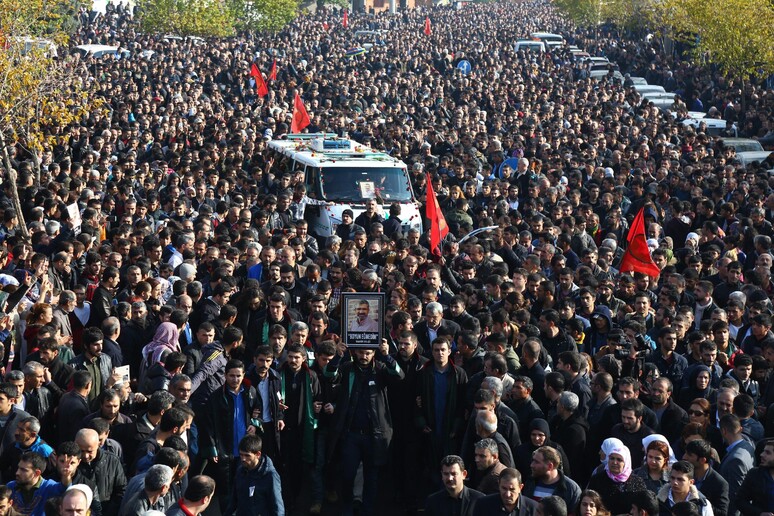 Funeral of Tahir Elci, the head of the local chamber of lawyers, who was killed during a demonstration in Diyarbakir © ANSA/EPA