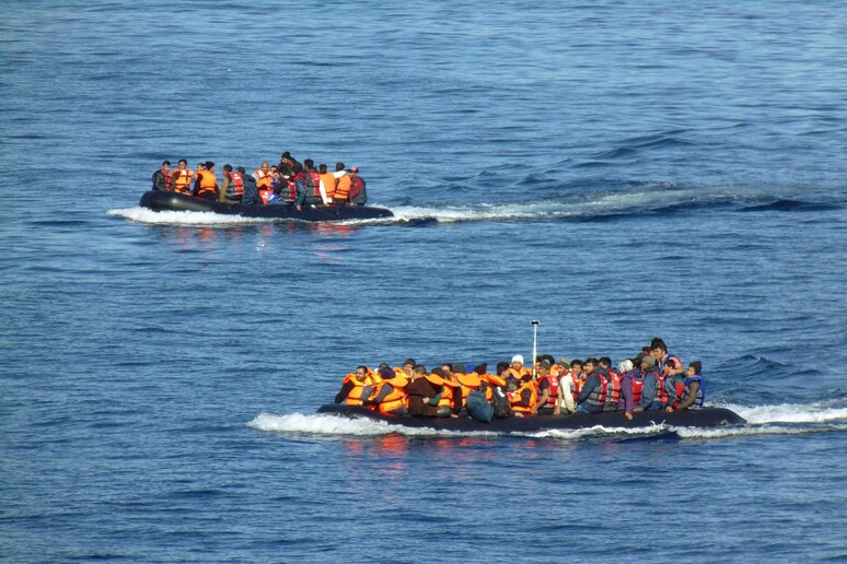 Migranti partiti dalla Turchia su imbarcazioni di fortuna raggiungono le coste della Grecia -     RIPRODUZIONE RISERVATA