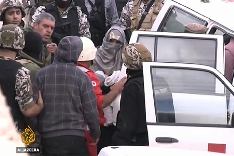 Un fermo immagine tratto da Al Jazeera della liberazione di Saja al Dulaimi, una delle ex mogli del leader dell 'Isis, Abu Bakr al Baghdadi, nell 'ambito di uno scambio di prigionieri oggi tra Beirut e il Fronte al Nusra -     RIPRODUZIONE RISERVATA