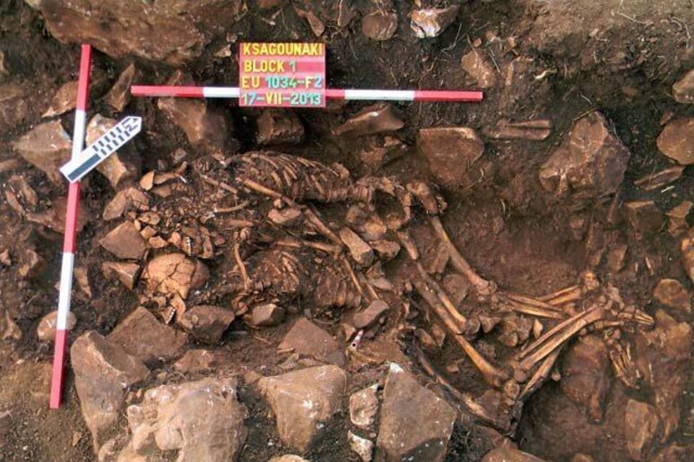 Trovati scheletri coppia abbracciati da quasi 6.000 anni © ANSA/EPA