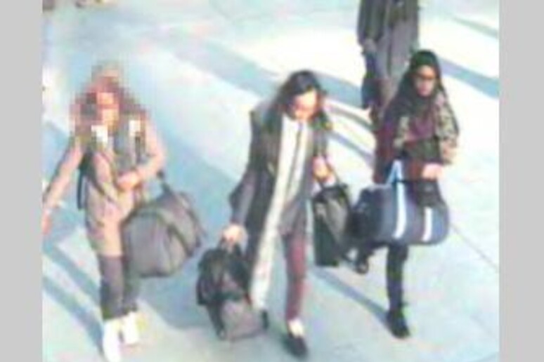 Le tre ragazze britanniche che si sarebbero unite all 'Isis, in un 'immagine ripresa all 'aeroporto di Gatwick, a Londra -     RIPRODUZIONE RISERVATA