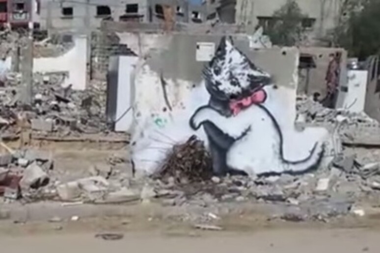 Uno dei graffiti di Banksy a Gaza -     RIPRODUZIONE RISERVATA
