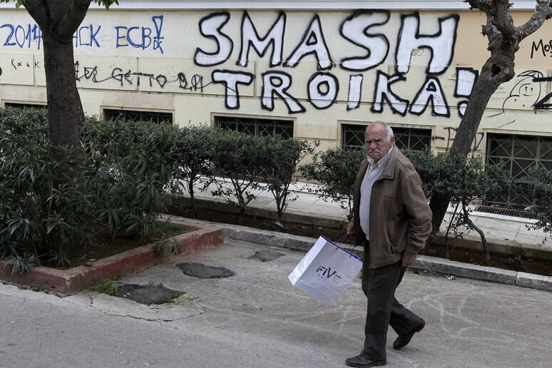 Graffiti contro la Troika ad Atene © ANSA/EPA