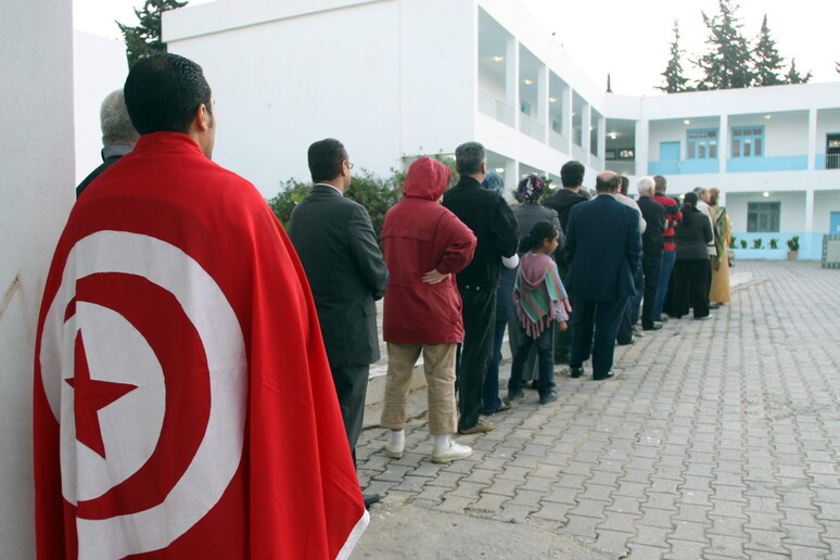 Tunisini in fila per il voto -     RIPRODUZIONE RISERVATA