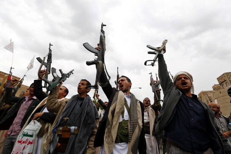Ribelli Houthi protestano a Sanaa contro i raid lanciati da Arabia saudita e altri Paesi arabi -     RIPRODUZIONE RISERVATA