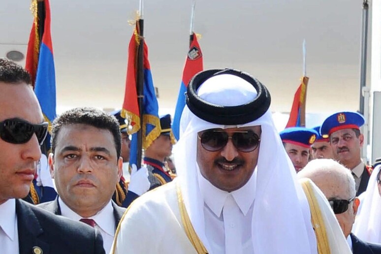 L 'emiro del Qatar Tamim bin Hamad al-Thani al suo arrivo sabato al summit della Lega Araba a Sharm El Sheik -     RIPRODUZIONE RISERVATA