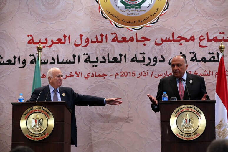 Il segretario generale della Lega Araba, Nabil al-Arabi (s) e il ministro degli Esteri egiziano, Sameh Shoukry (d) in conferenza stampa al termine del summit dell 'organizzazione a Sharm El Sheikh -     RIPRODUZIONE RISERVATA