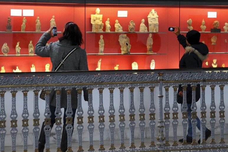 RIAPRE IL MUSEO DEL BARDO, TURISTI E TUNISINI ONORANO VITTIME © ANSA/AP