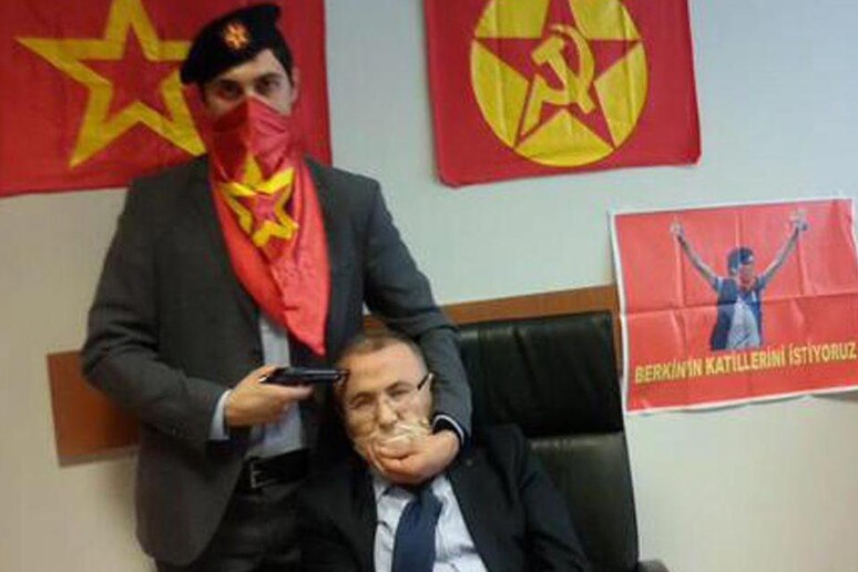 Magistrato turco preso in ostaggio, la foto diffusa sui social network © ANSA/EPA