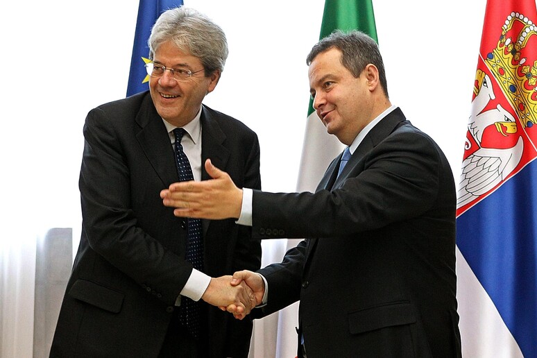 Il ministro degli Esteri Paolo Gentiloni con il collega serbo Ivica Dacic oggi a Belgrado © ANSA/EPA