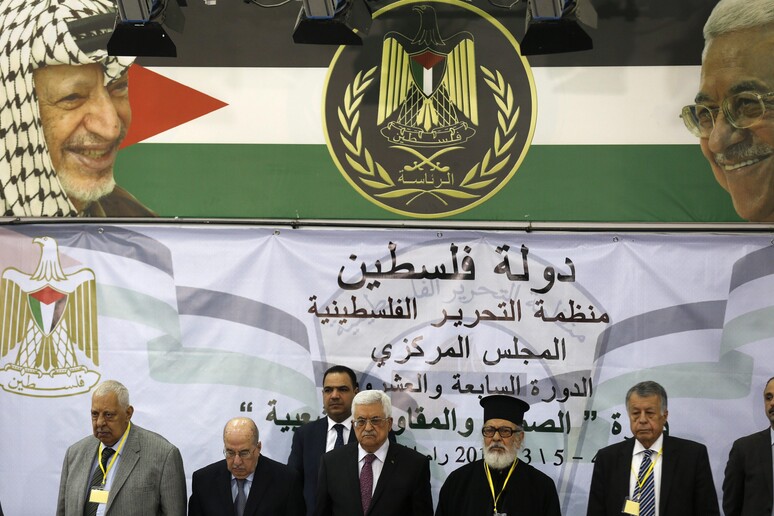 Abu Mazen, presidente dell 'Anp (al centro), al Consiglio centrale dell 'Olp © ANSA/EPA