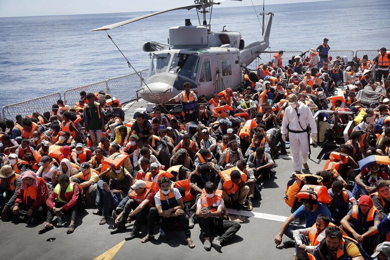 Profughi a bordo della Fregata Euro -     RIPRODUZIONE RISERVATA