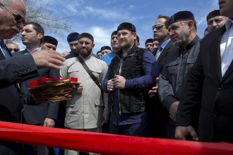 Il leader ceceno Ramzan Akhmadovich Kadyrov, al centro, è pronto a mandare suoi uomini a fianco di Assad -     RIPRODUZIONE RISERVATA