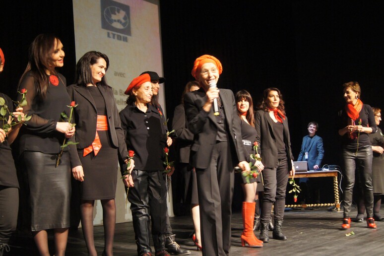 Emma Bonino durante lo spettacolo Ferite a Morte di Serena Dandini andato in scena ieri sera a Tunisi -     RIPRODUZIONE RISERVATA