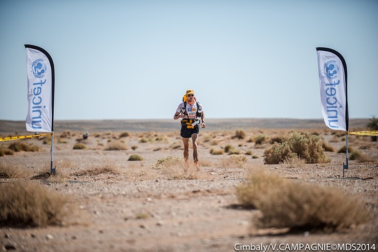 Un maratoneta del Sahara (dal sito marathondessables.com) -     RIPRODUZIONE RISERVATA