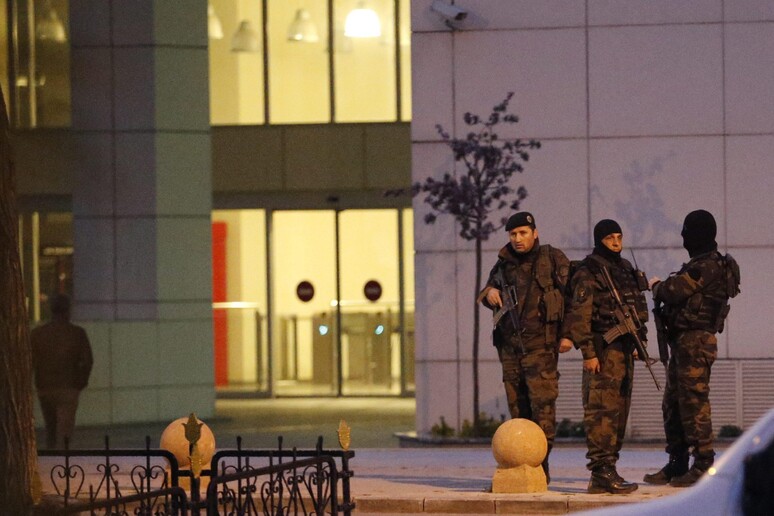 Forze di sicurezza davanti a sede polizia Istanbul © ANSA/EPA