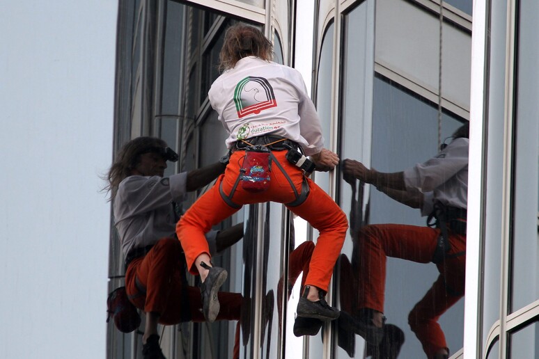 Nuovo exploit a Dubai per l ' 'uomo ragno ' francese Alain Robert che ieri ha scalato in  'free solo ' il grattacielo Cyan Tower -     RIPRODUZIONE RISERVATA