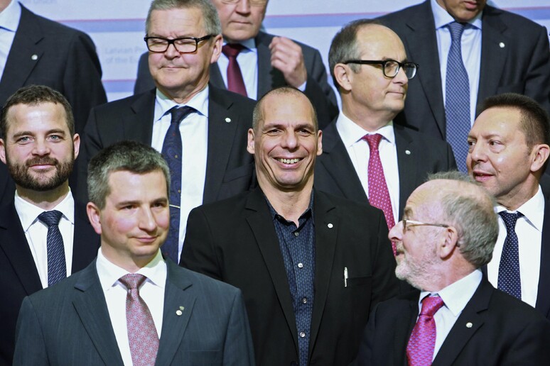 Yanis Varoufakis con i ministri economici © ANSA/AP
