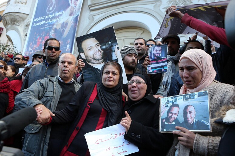 Manifestazione di solidarietà con le famiglia dei due giornalisti tunisini scomparsi in Libia (foto archivio) -     RIPRODUZIONE RISERVATA
