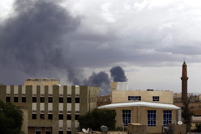 Intensi bombardamenti dell 'aviazione saudita su Sanaa © ANSA/EPA