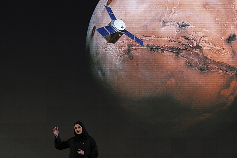 Sarah Amiri presenta il progetto della sonda spaziale © ANSA/AP