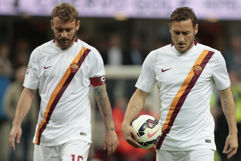 Disappunto di Francesco Totti (d) e Daniele De Rossi (s) dopo la sconfitta della Roma battuta 2-1 dal Milan -     RIPRODUZIONE RISERVATA