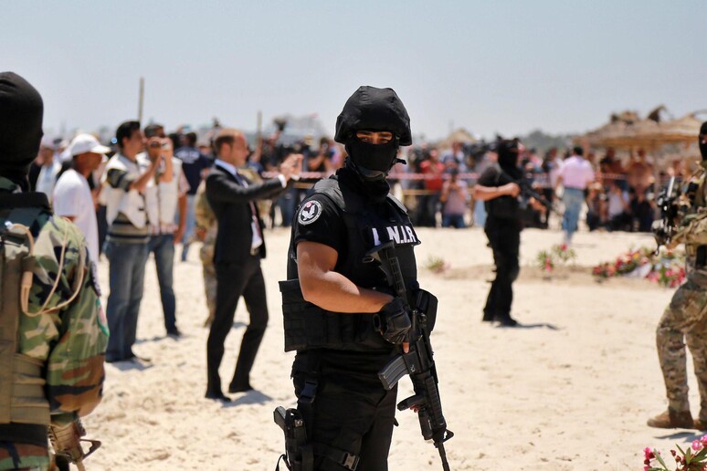 Forze della sicurezza tunisine sulla spiaggia dell 'Imperial Marhaba Hotel di Sousse mentre si sta celebrando una cerimonia in onore delle vittime dell 'attentato -     RIPRODUZIONE RISERVATA