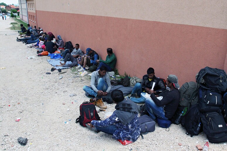 Immigrati in attesa di entrare nel centro di accoglienza di Presevo, in Serbia -     RIPRODUZIONE RISERVATA