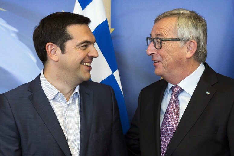 Il premier greco Alexis Tsipras e il presidente della Commissione Ue Jean-Claude Juncker -     RIPRODUZIONE RISERVATA