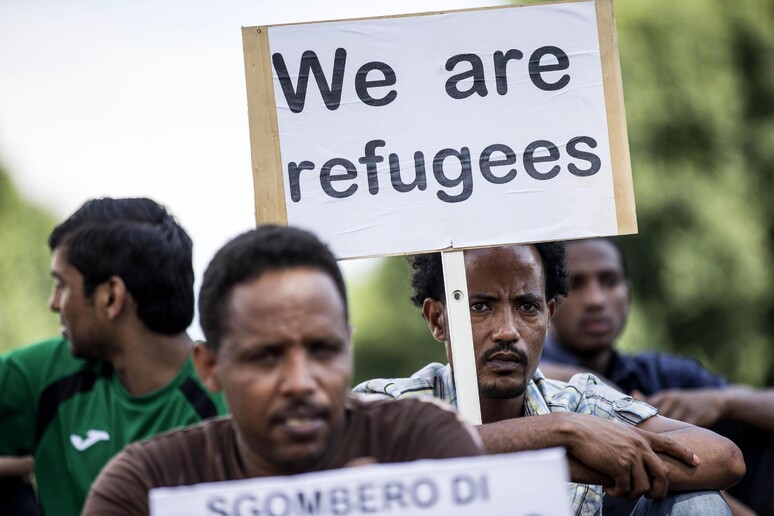 Un gruppo di rifugiati a Roma -     RIPRODUZIONE RISERVATA