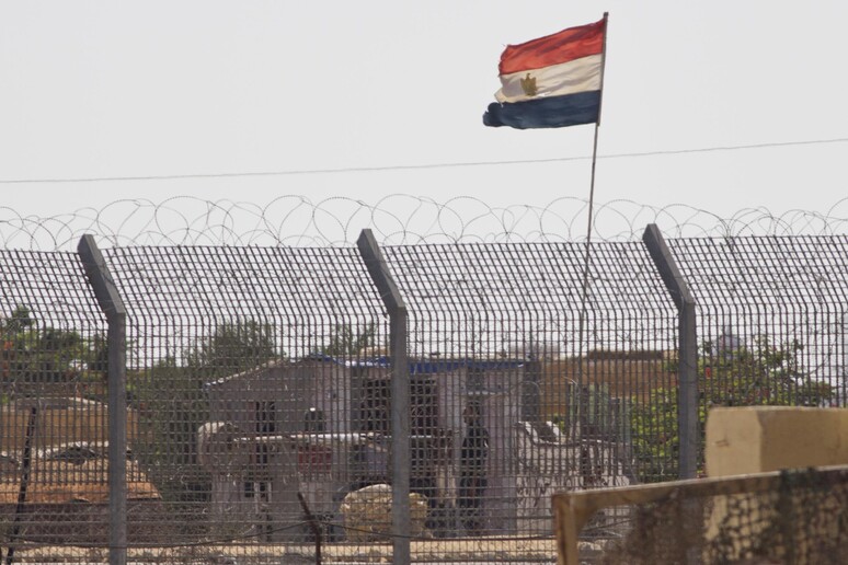 Base militare egiziana nel nord del Sinai © ANSA/AP