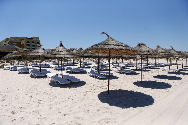 La spiaggia di fronte all 'Hotel Imperial Marhaba a Sousse, in Tunisia, dove e ' stato compiuto l 'attacco terroristico del 26 giugno scorso -     RIPRODUZIONE RISERVATA