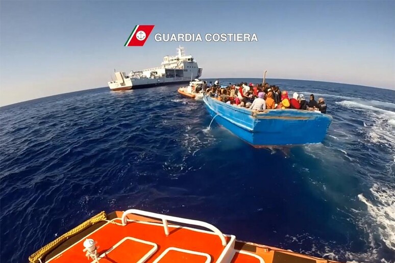 Immigrazione: 300 migranti soccorsi nel Canale di Sicilia -     RIPRODUZIONE RISERVATA