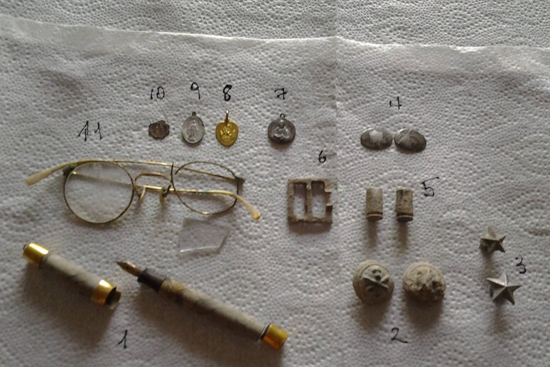 Alcuni degli oggetti ritrovati nella fossa comune di Kos, dove nel 1943 furono uccisi dai tedeschi 103 ufficiali italiani -     RIPRODUZIONE RISERVATA