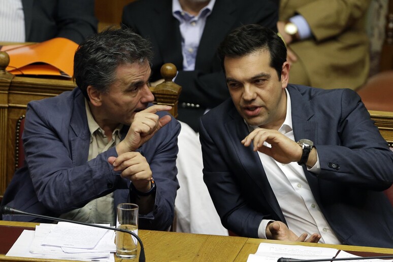 Il ministro delle Finanze Euclid Tsakalotos con il premier Alexis Tsipras © ANSA/AP