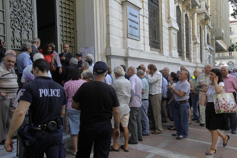 Pensionati in fila davanti alle banche ad Atene -     RIPRODUZIONE RISERVATA