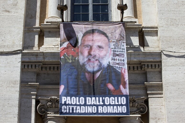 La gigantografia di padre Paolo Dall 'Oglio esposta al Campidoglio -     RIPRODUZIONE RISERVATA