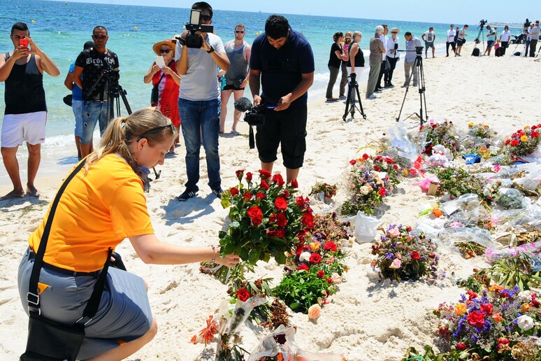 Tunisia:premier Essid su spiaggia Sousse,minuto di silenzio © ANSA/AP