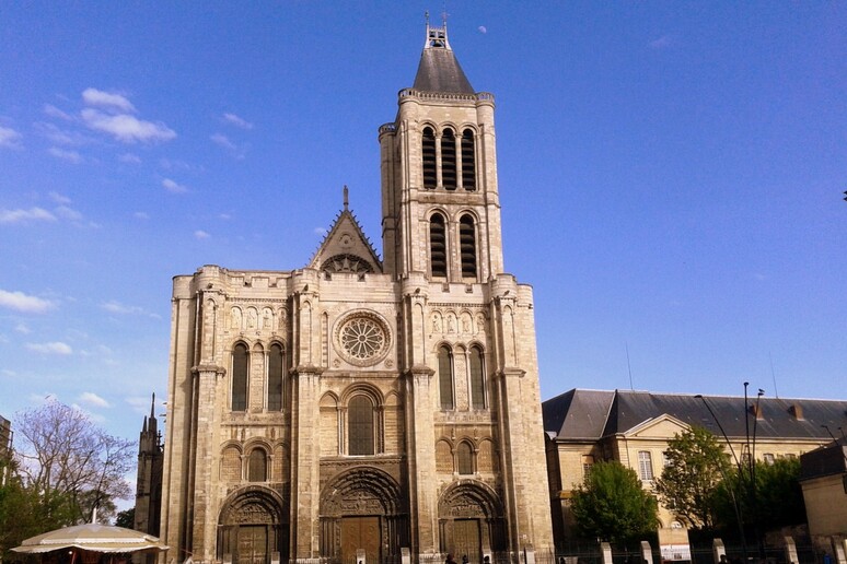 La facciata restaurata della cattedrale gotica di Saint-Denis, la storica chiesa alle porte di Parigi che ospita le tombe degli ultimi re di Francia -     RIPRODUZIONE RISERVATA
