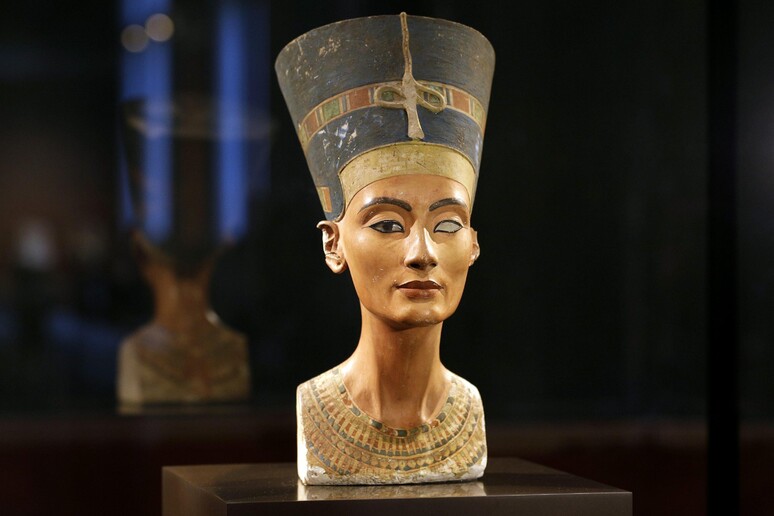Il Busto di Nefertiti -     RIPRODUZIONE RISERVATA