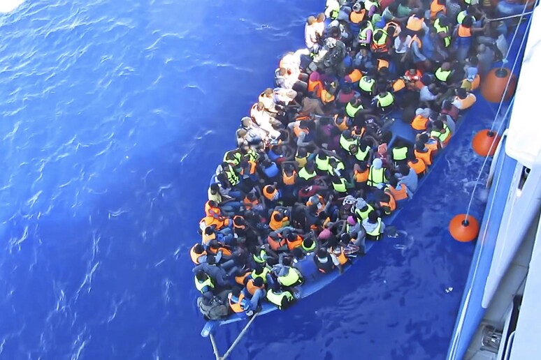 Un barcone di migranti soccorso nel Mediterraneo © ANSA/AP