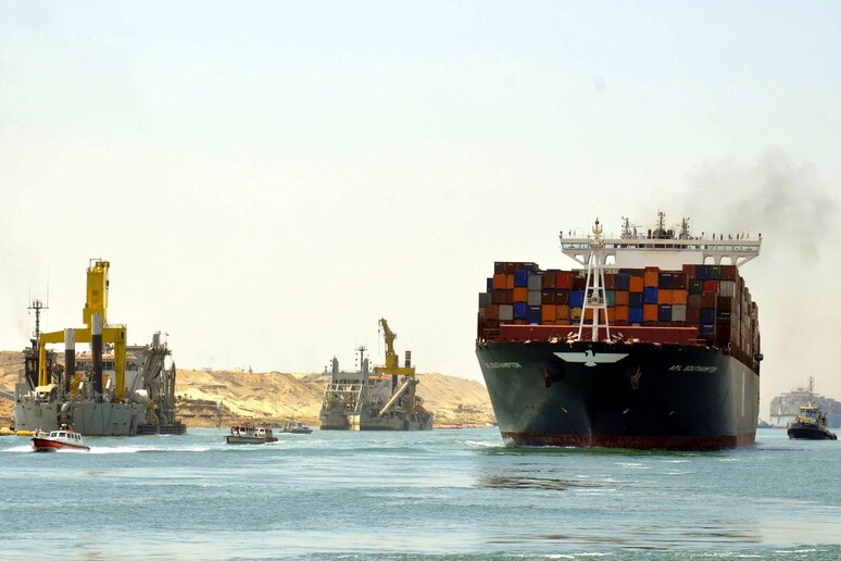 Prove di navigazione nel nuovo Canale di Suez prima dell 'inaugurazione ufficiale -     RIPRODUZIONE RISERVATA